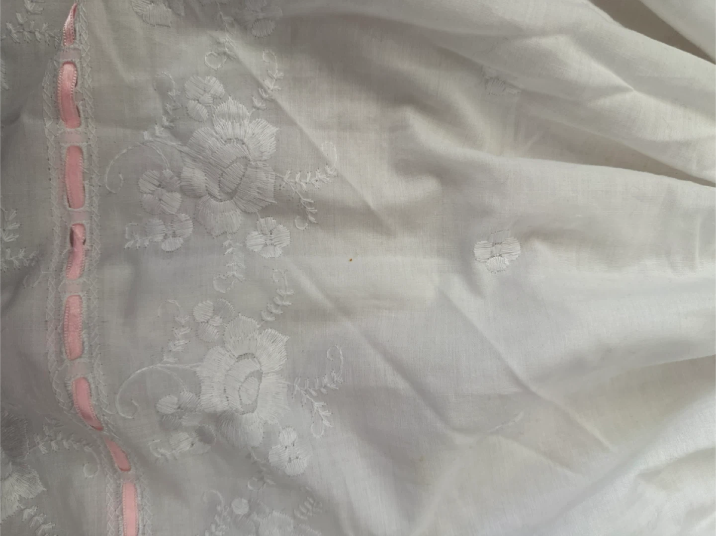 White eyelet sundress with pink ribbon accents - photo 4