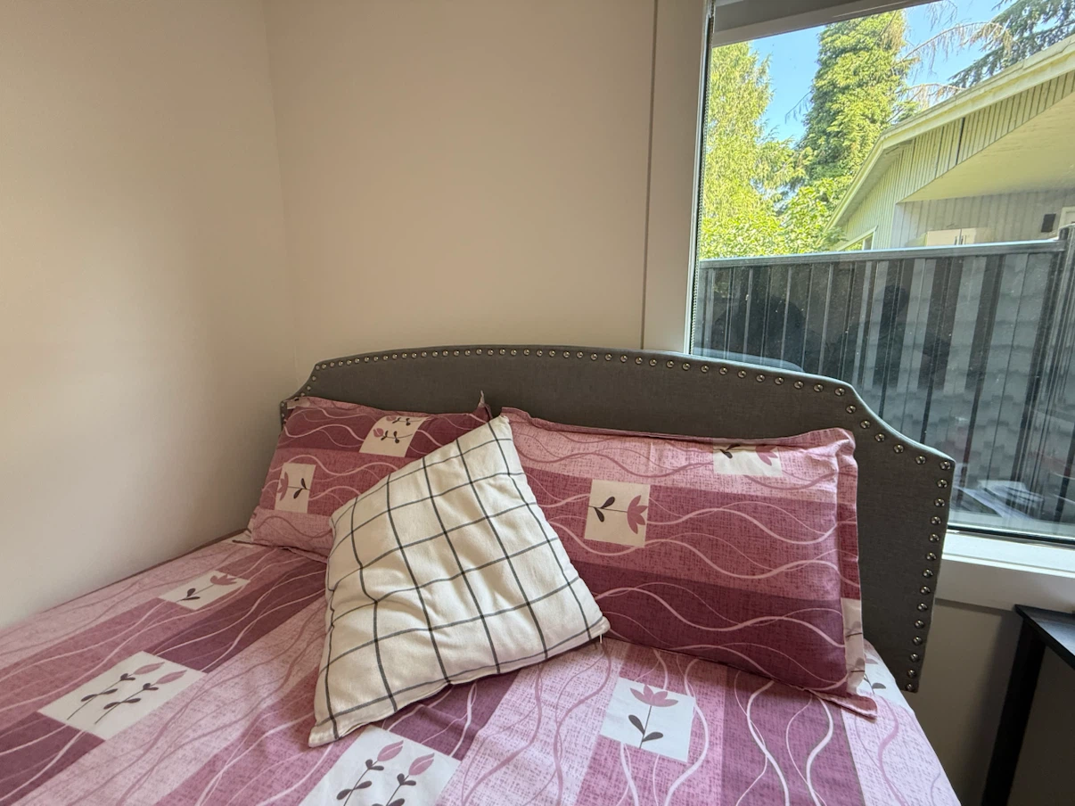 Moving Out Sale – Queen Bed (Excellent Condition) - photo 2