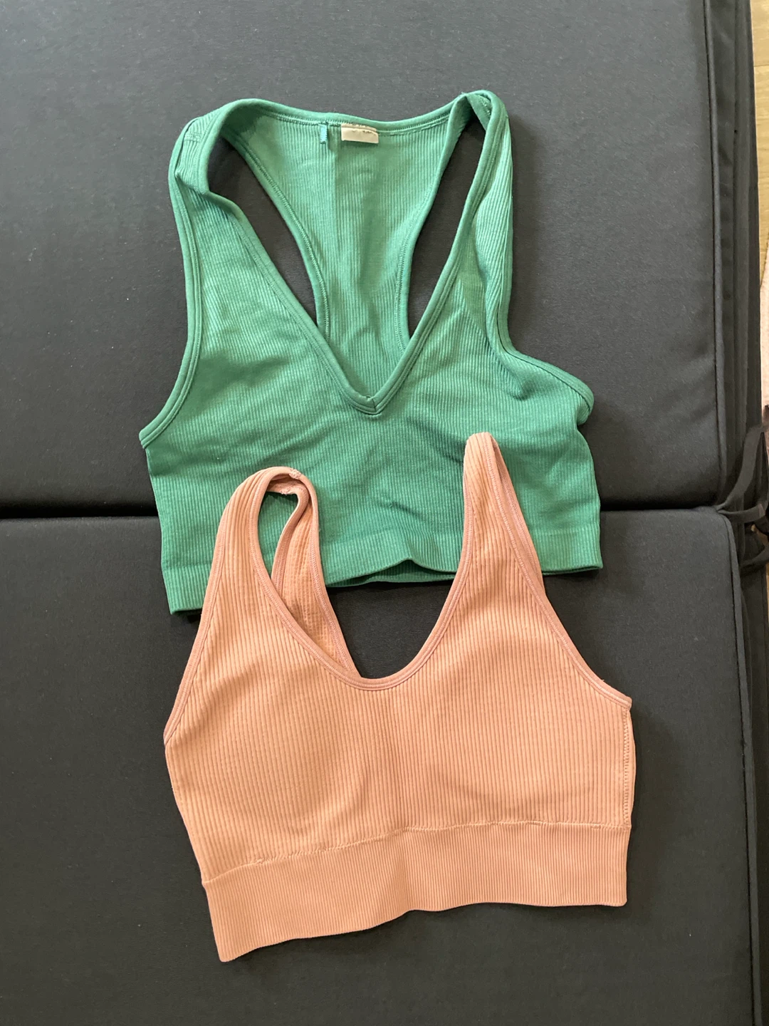 Set of 2 Ribbed Sports Bras - Green and Peach