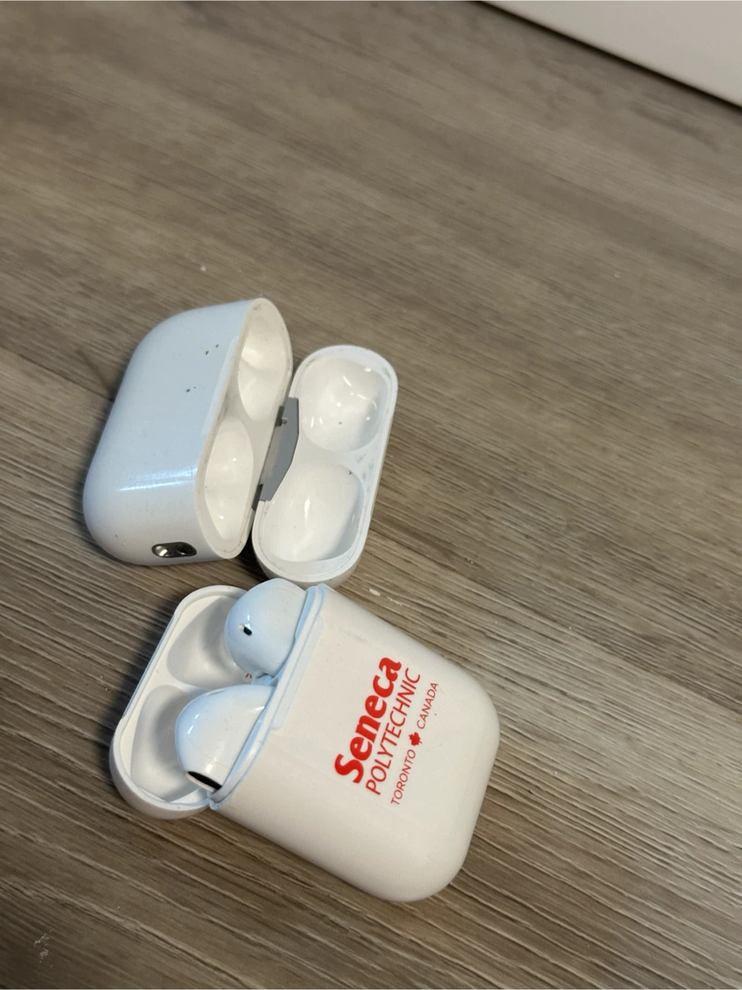 Seneca Polytechnic Earbuds Case with Earbuds