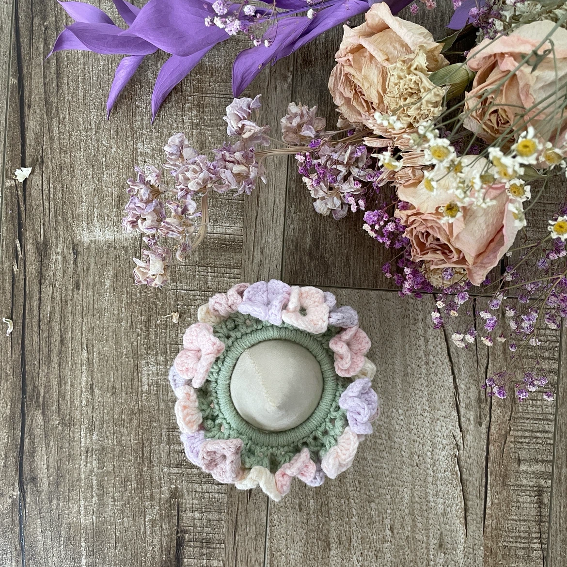 BRAND NEW 🥕 Handmade Crochet Pink Purple Flowers Scrunchie - photo 2