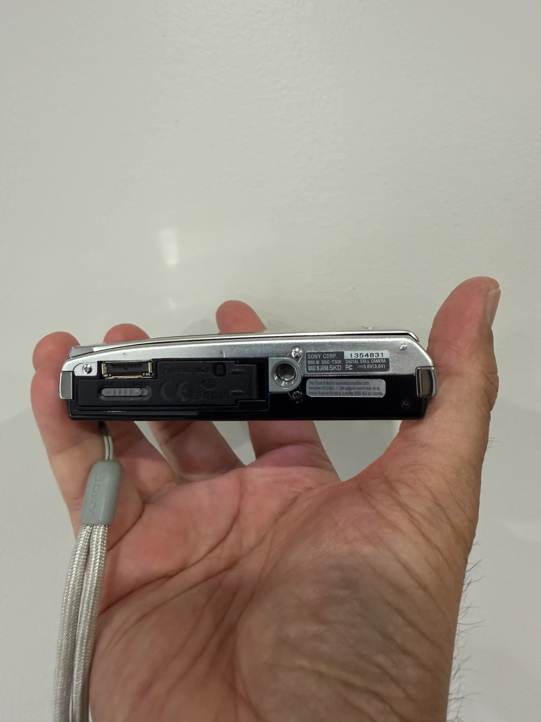 Sony Cyber-shot DSC-T300 camera *(HAS ONE DEAD PIXEL)* - photo 5