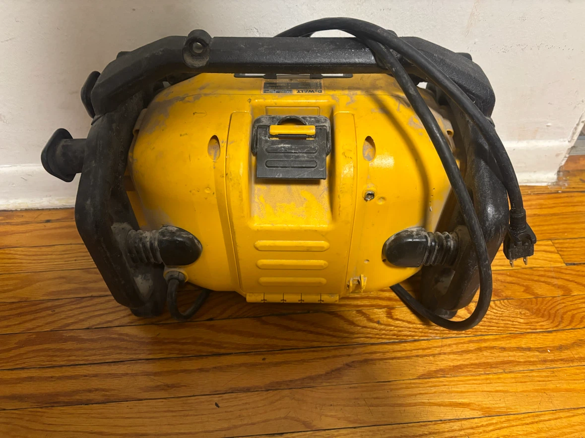 DeWalt DCR015 12V/20V Max Lithium Ion Worksite Radio Charger - photo 2