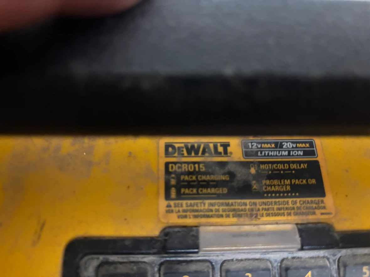 DeWalt DCR015 12V/20V Max Lithium Ion Worksite Radio Charger - photo 3