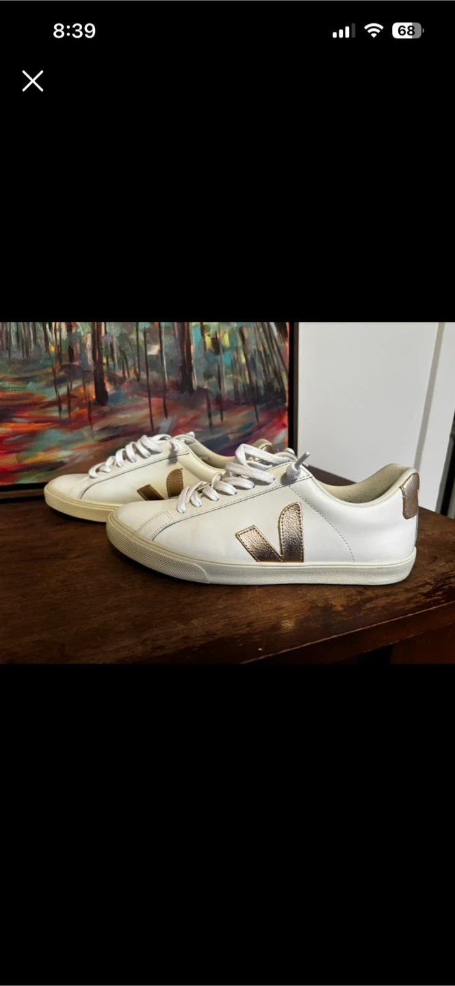 Veja Sneakers - White/Gold. Size 9 women