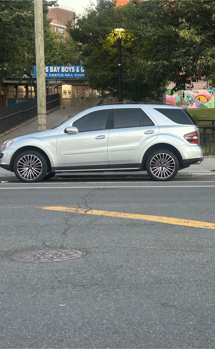 Silver Mercedes-Benz SUV ML350 2008