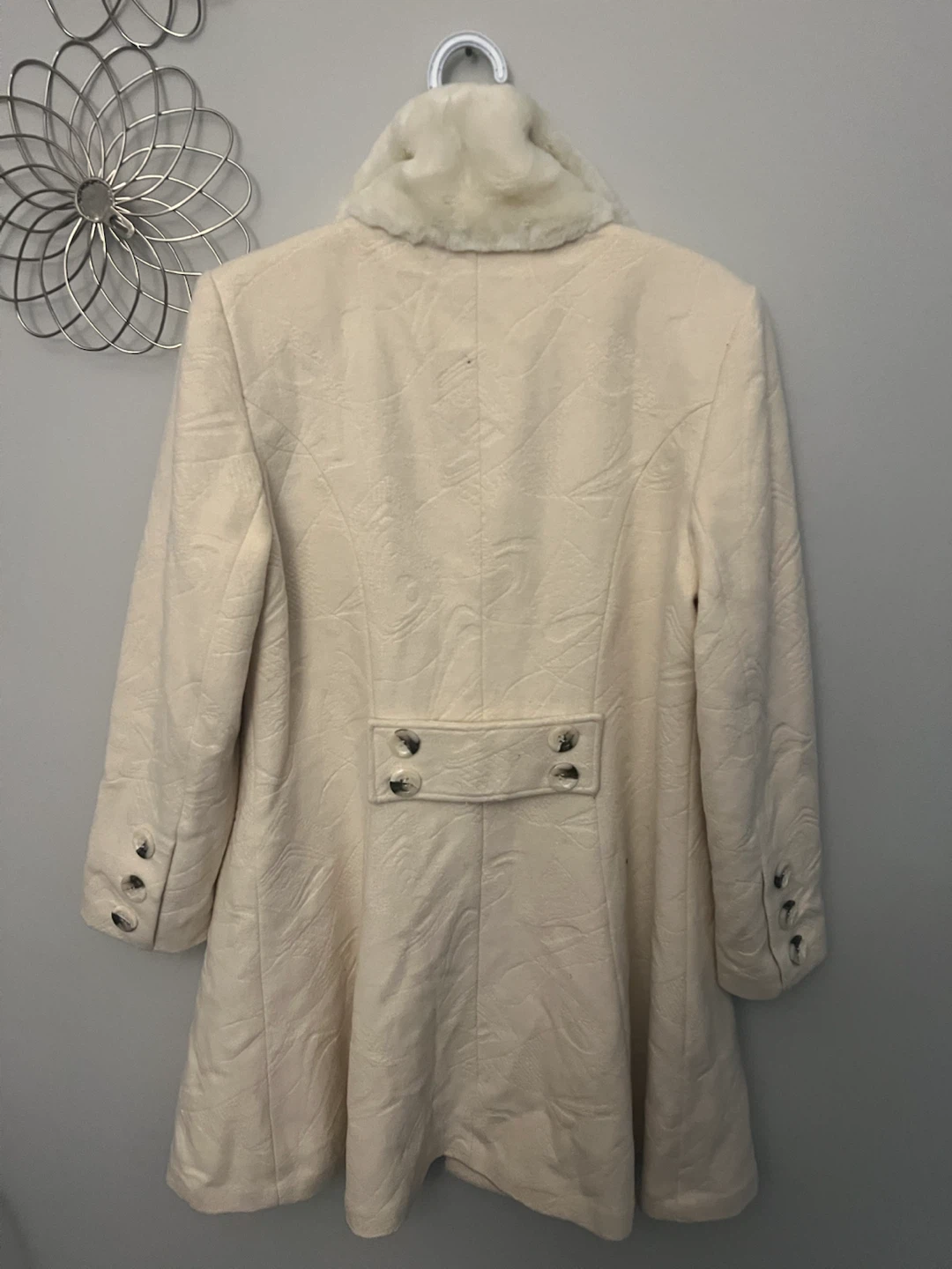 Simon Chang Cream Textured Coat with Faux Fur Collar - Size 14 - photo 3