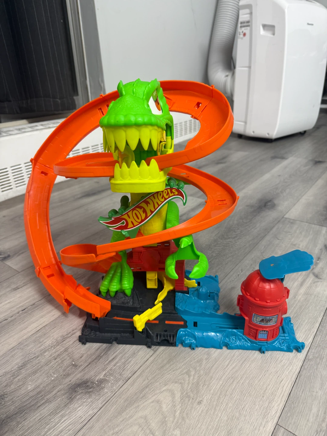Hot Wheels T-Rex Attack playset - photo 2