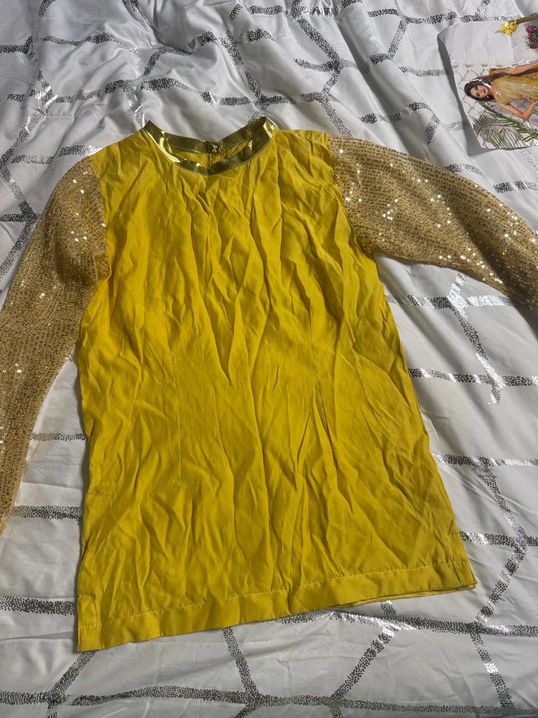 Yellow Saree with Gold Sequin Blouse - photo 2