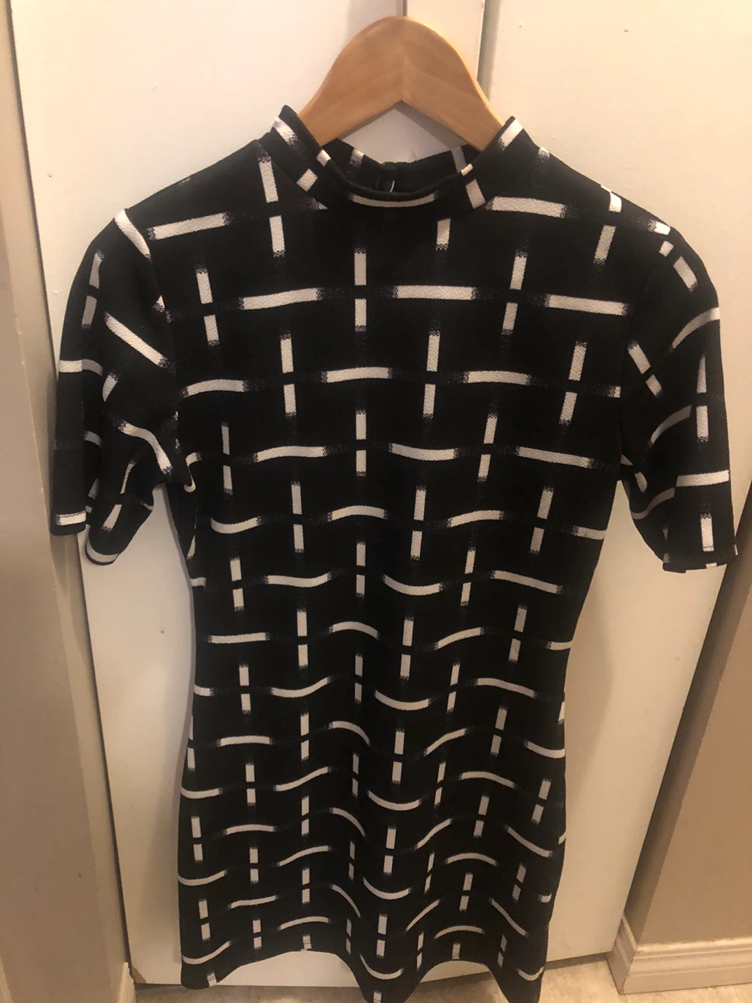NEW Black & White Pattern Dress Size 8