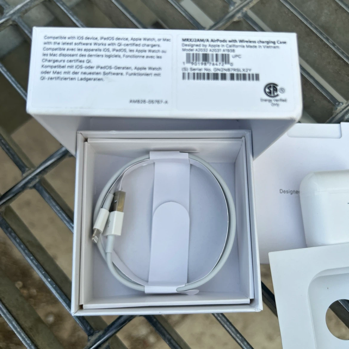 Apple AirPods with Charging Case - photo 3