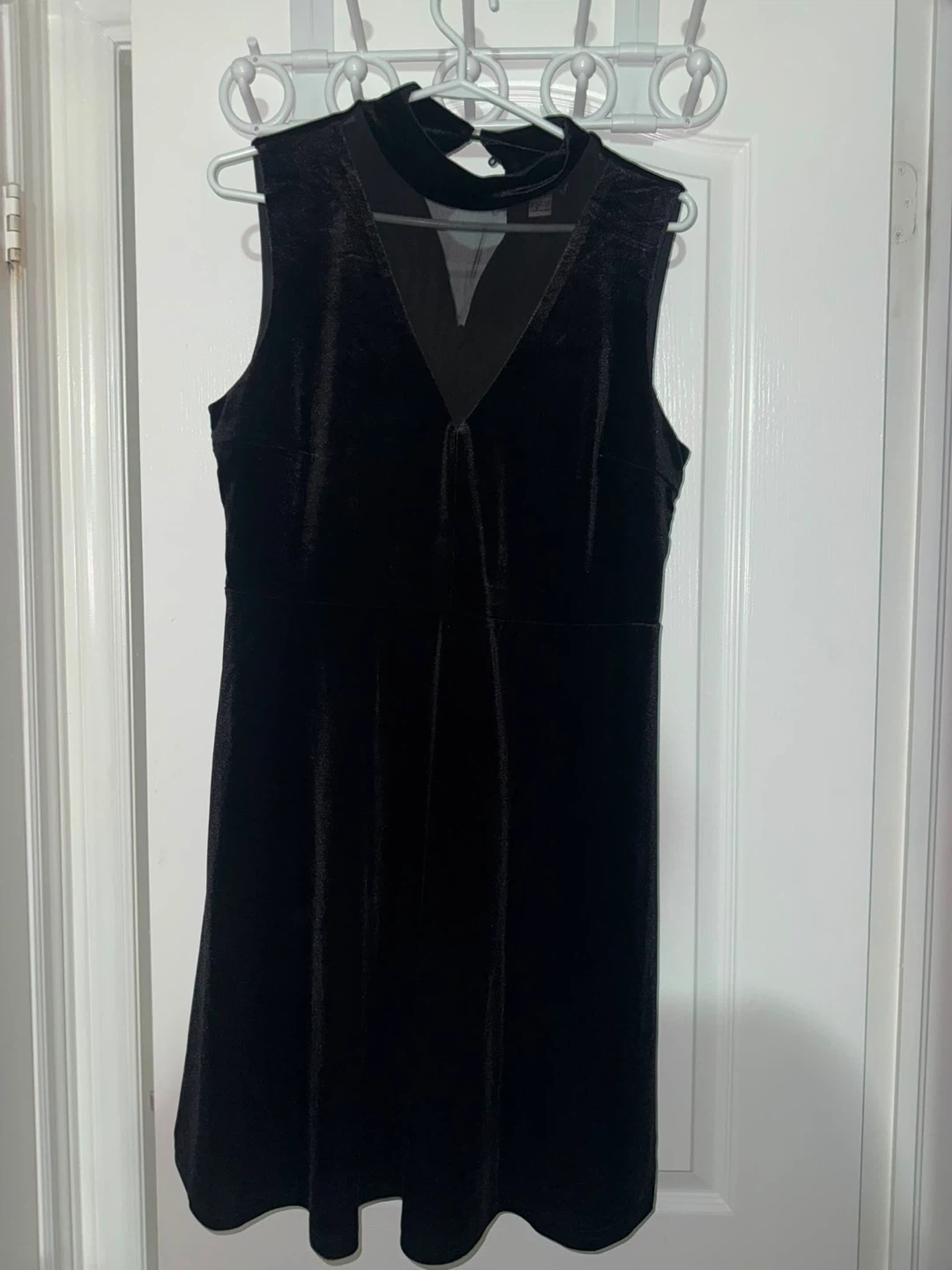 Burgundy and black velvet V-shaped short dress dresses