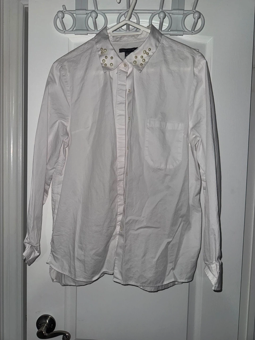White collared shirt with pearl embellishments - Size XL