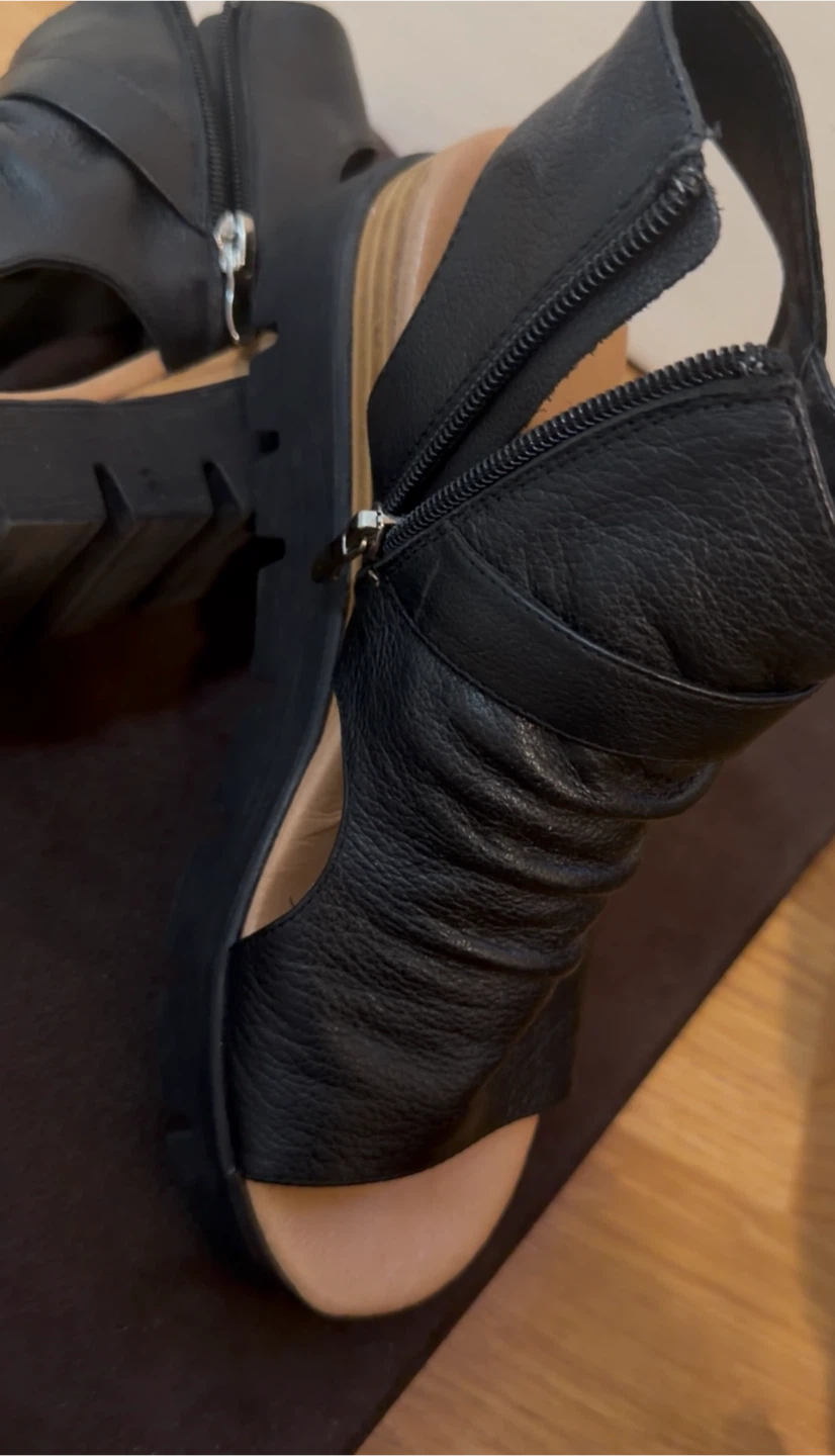 Django & Juliette black leather wedges - photo 4
