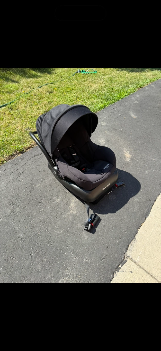 Maxi Cosi Infant Carseat - Expires: 2028, June