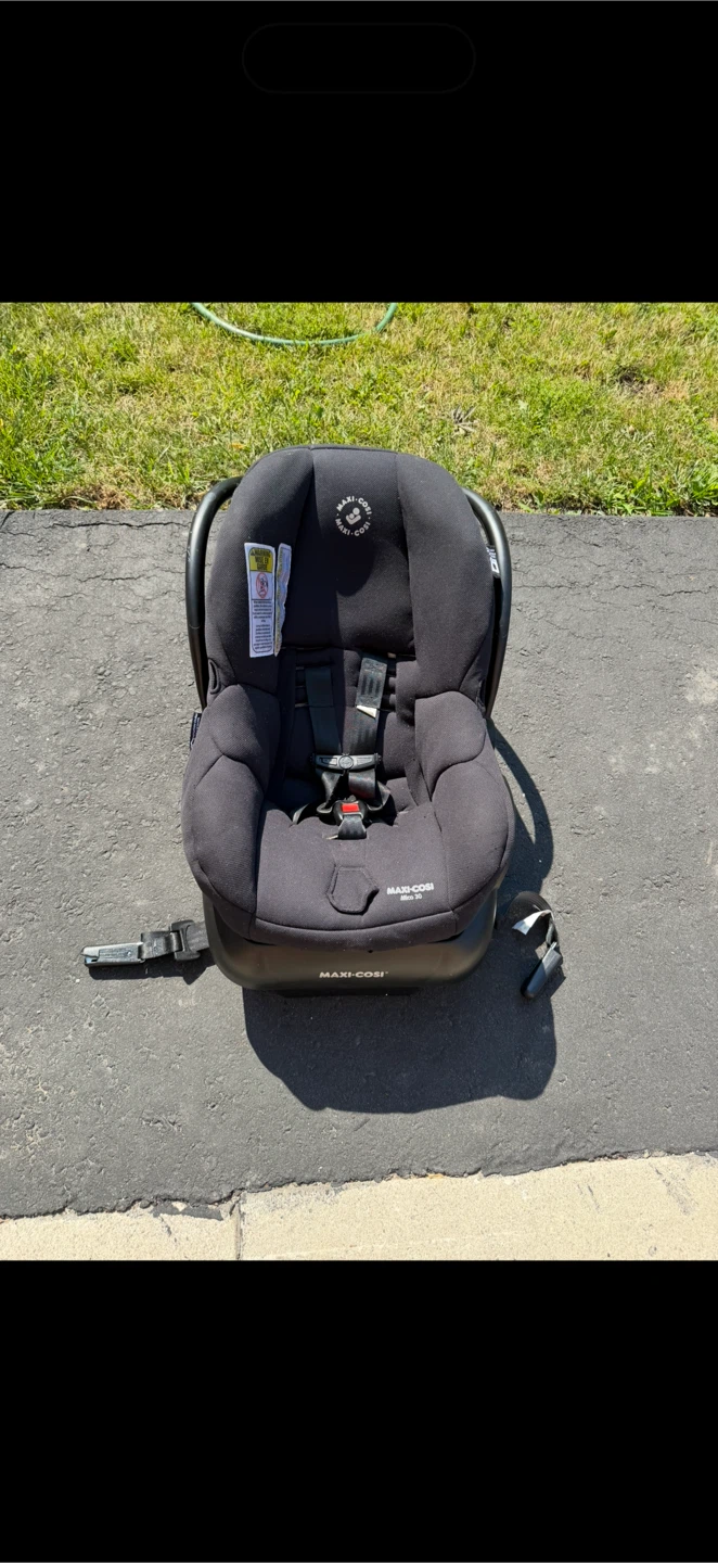Maxi Cosi Infant Carseat - Expires: 2028, June - photo 2
