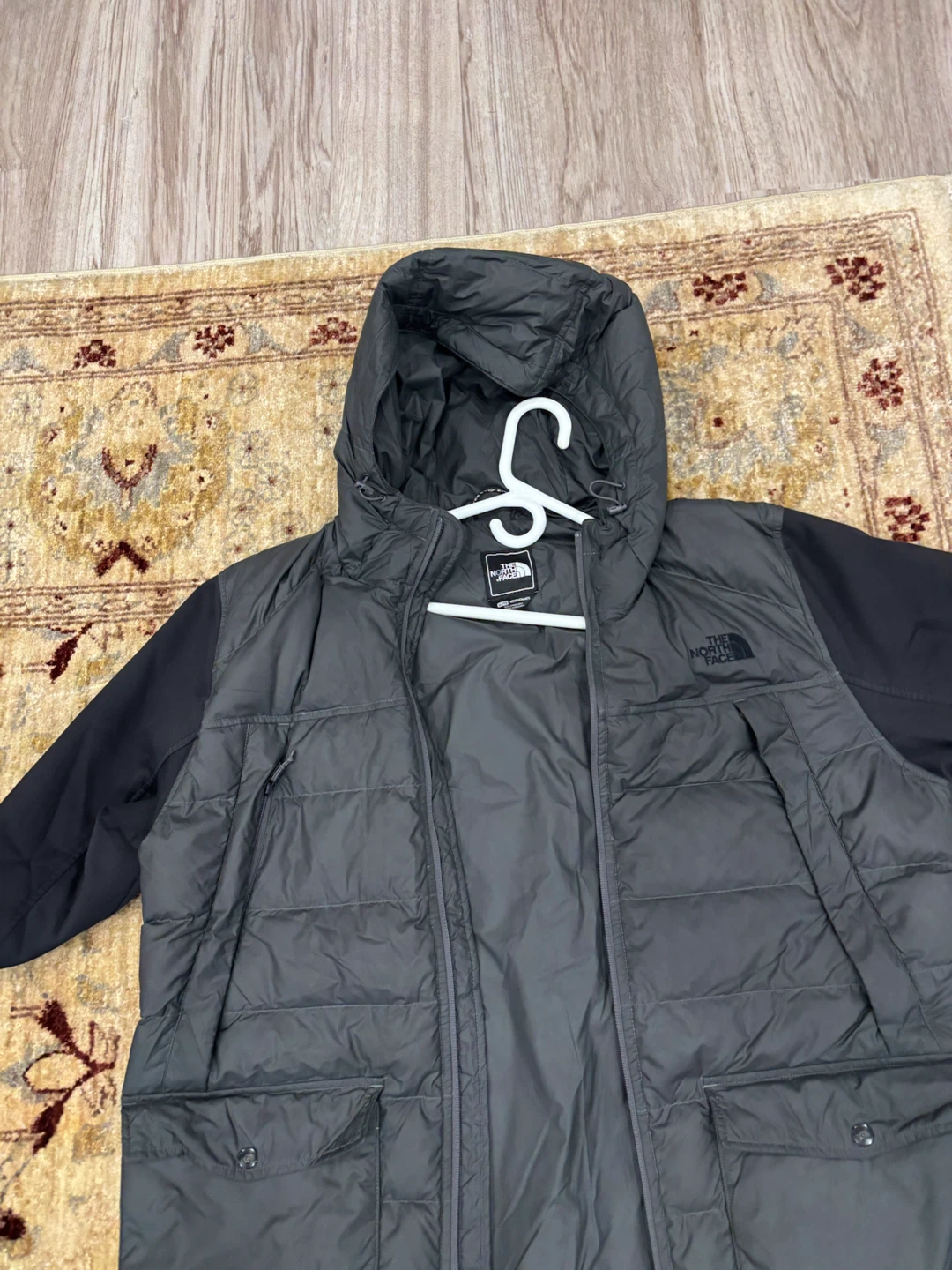 The North Face Puffer Jacket with Black Sleeves - photo 4