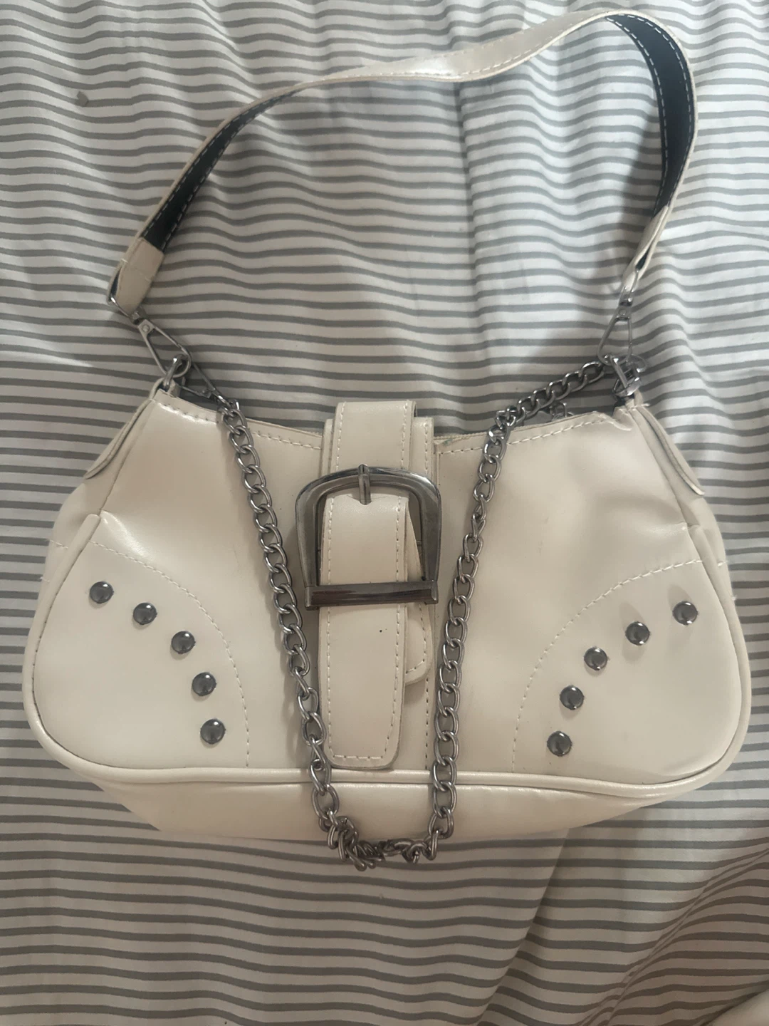 White shoulder bag with chain detail