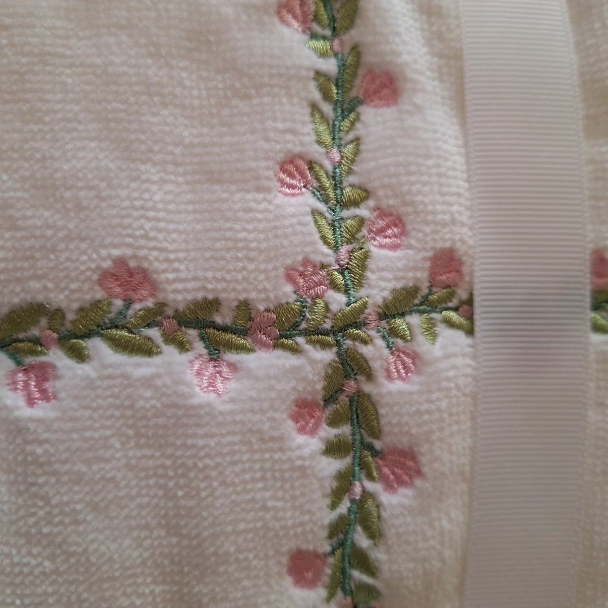 Kassatex Set of 2 Hand Towels with Floral Cross Embroidery - photo 4