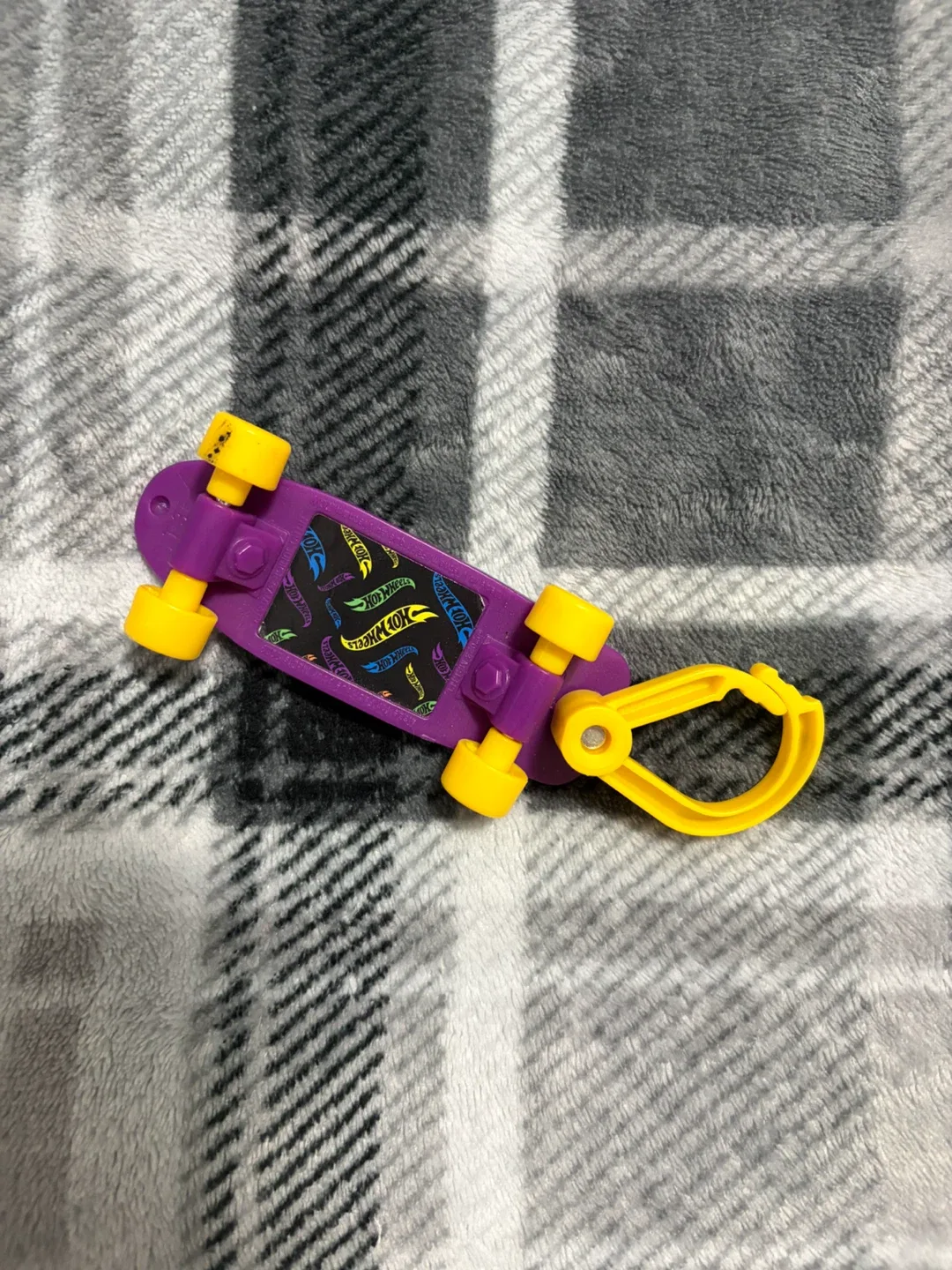 Hot Wheels Skateboard Keychain - Purple & Yellow - photo 2