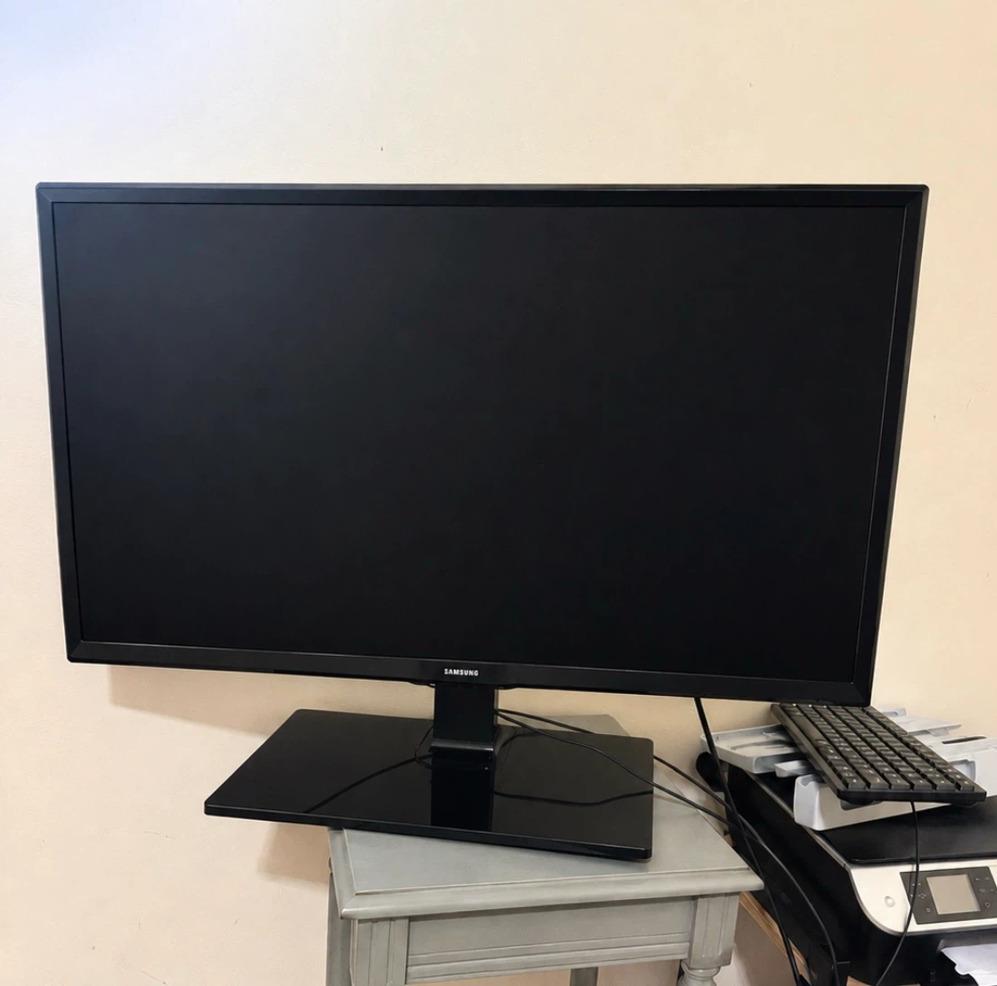 Samsung 29-inch TV with stand