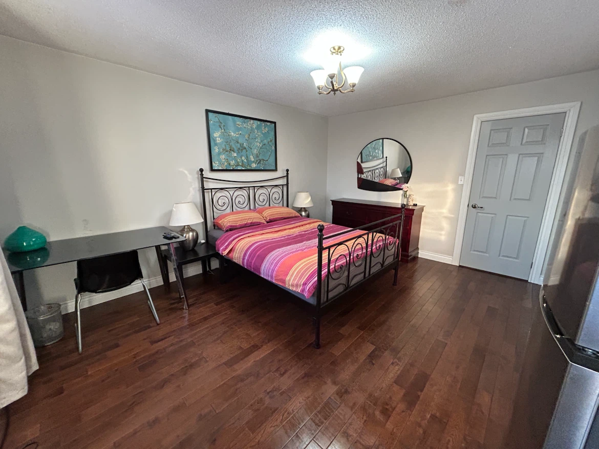 Furnished Master Bedroom With Private Ensuite - photo 5