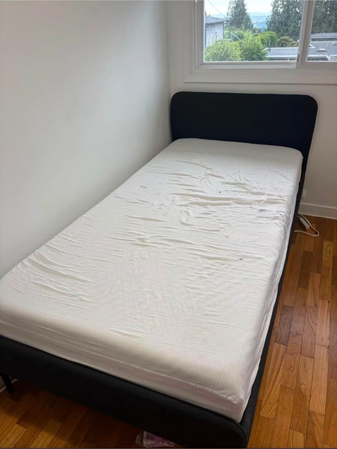 Like new Ikea twin size frame *Free delivery