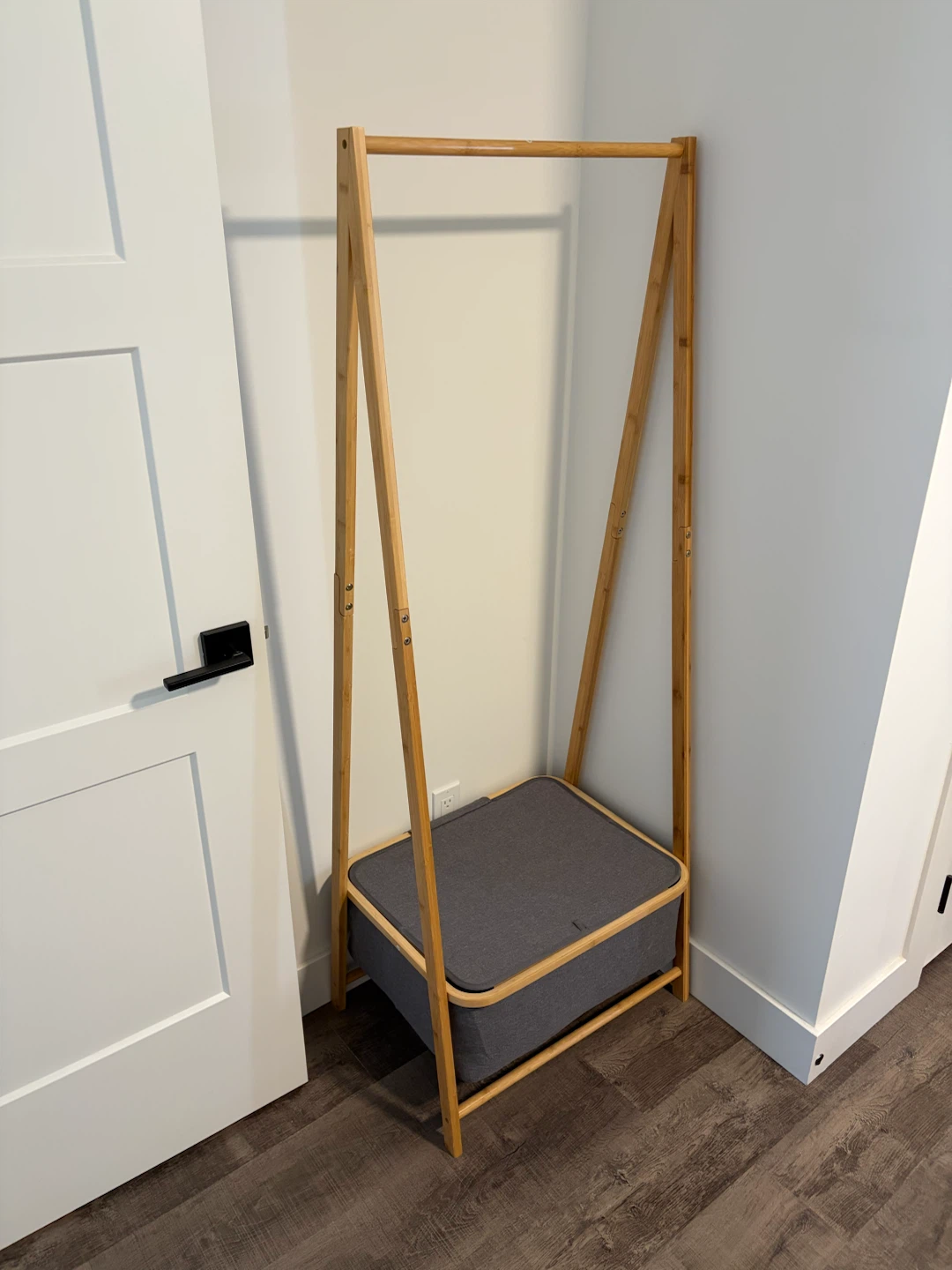Cloth rack with storage box