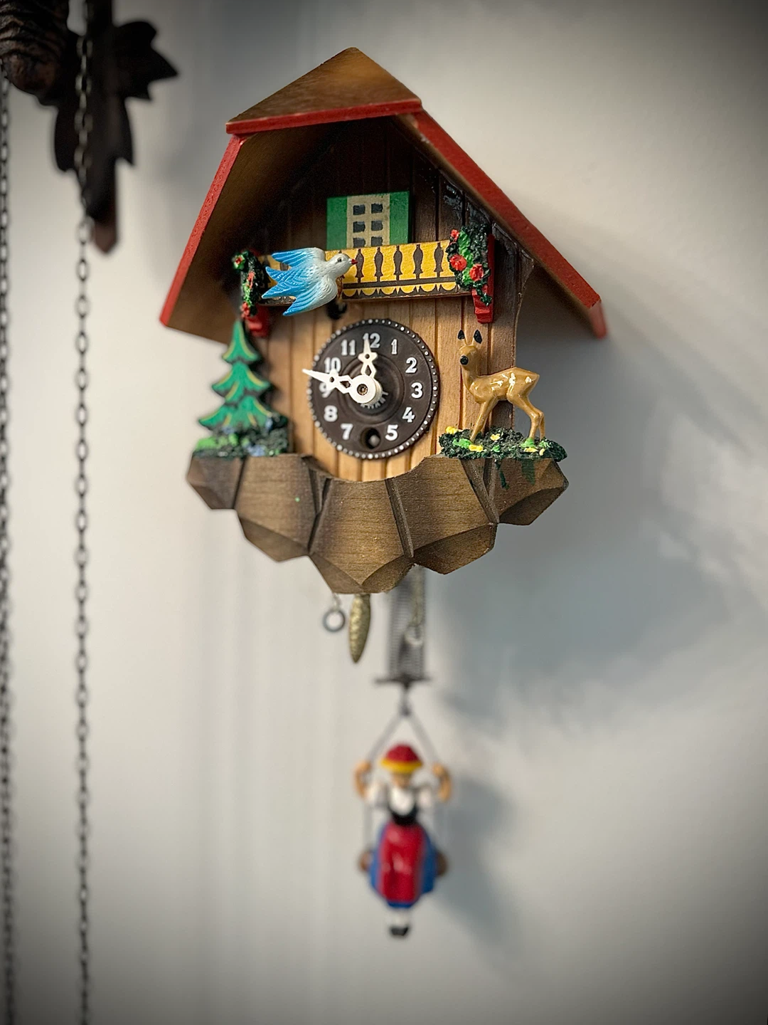 German chalet style Cuckoo Clock with bouncing girl on a swing - photo 2