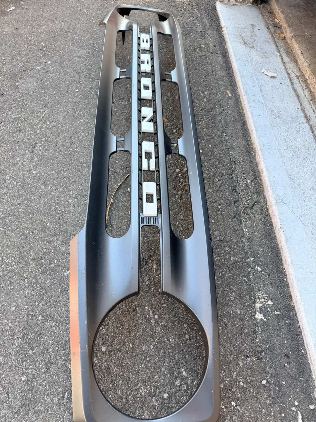 Ford Bronco Front Grille / Grill – OEM – Good Condition - photo 3