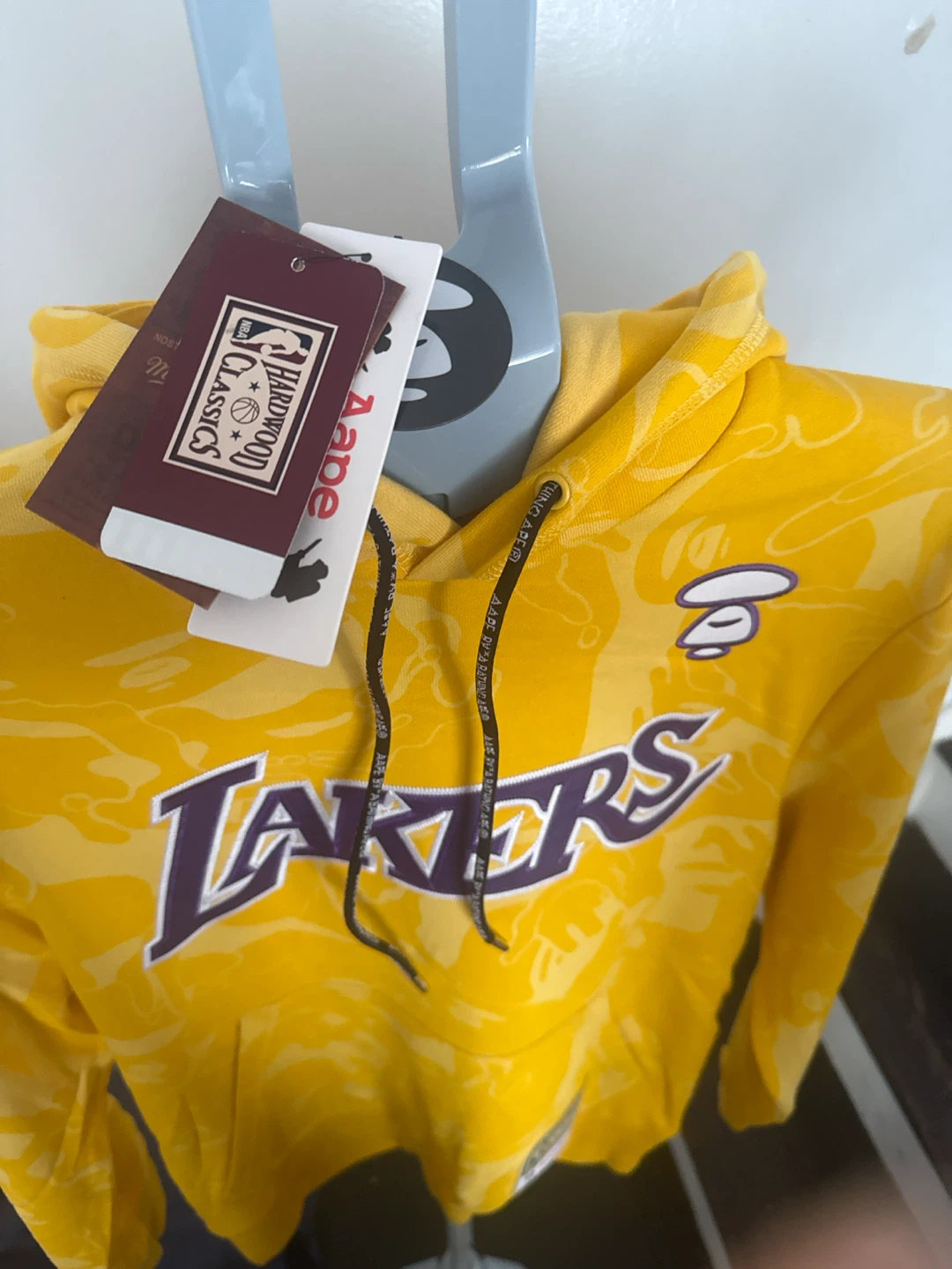 Aape x Los Angeles Lakers Yellow Camo Hoodie - photo 2
