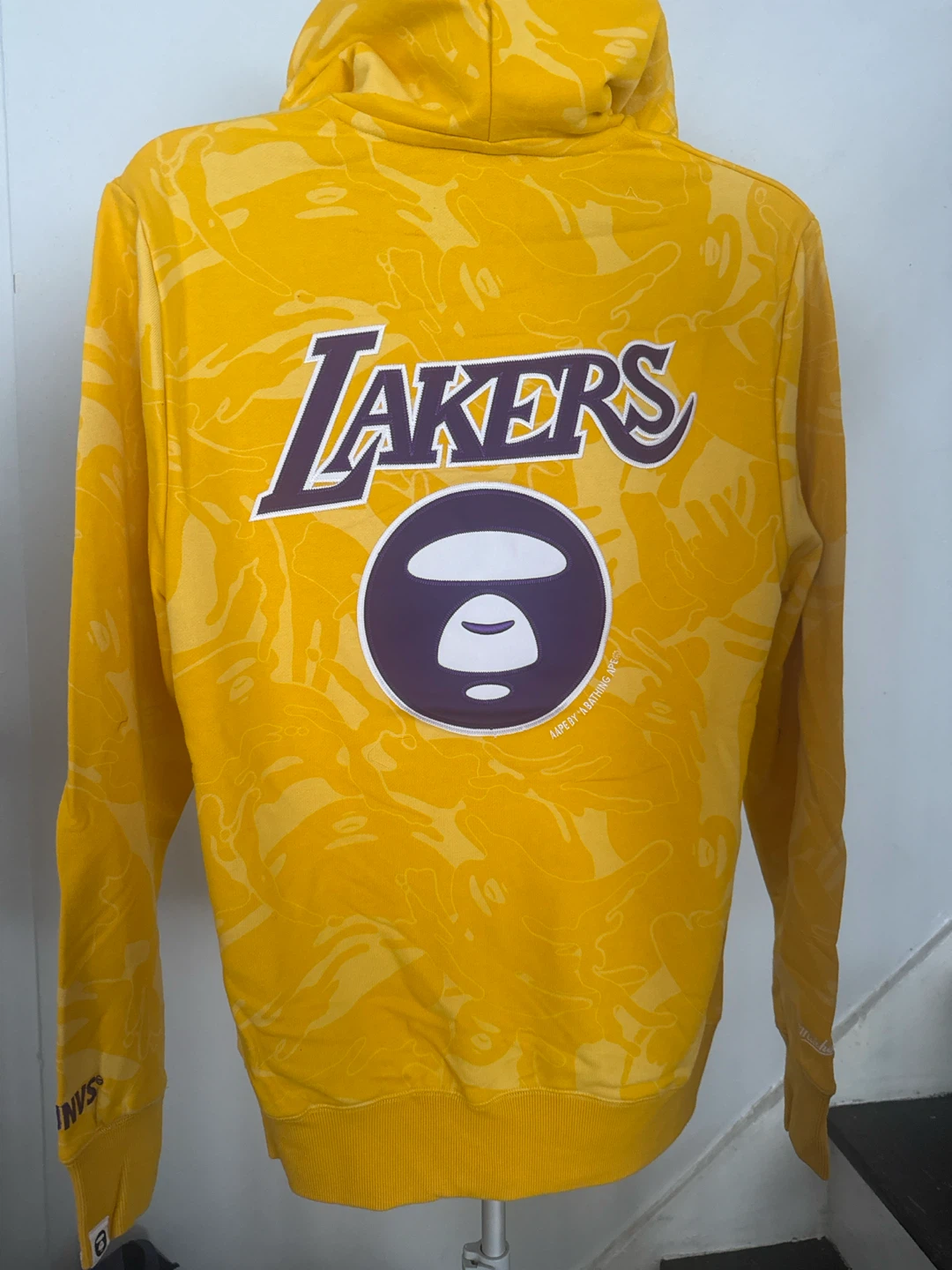 Aape x Los Angeles Lakers Yellow Camo Hoodie - photo 4