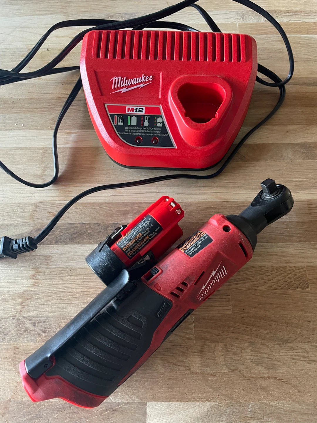 Milwaukee M12 Cordless Ratchet Set with Battery and Charger - photo 2