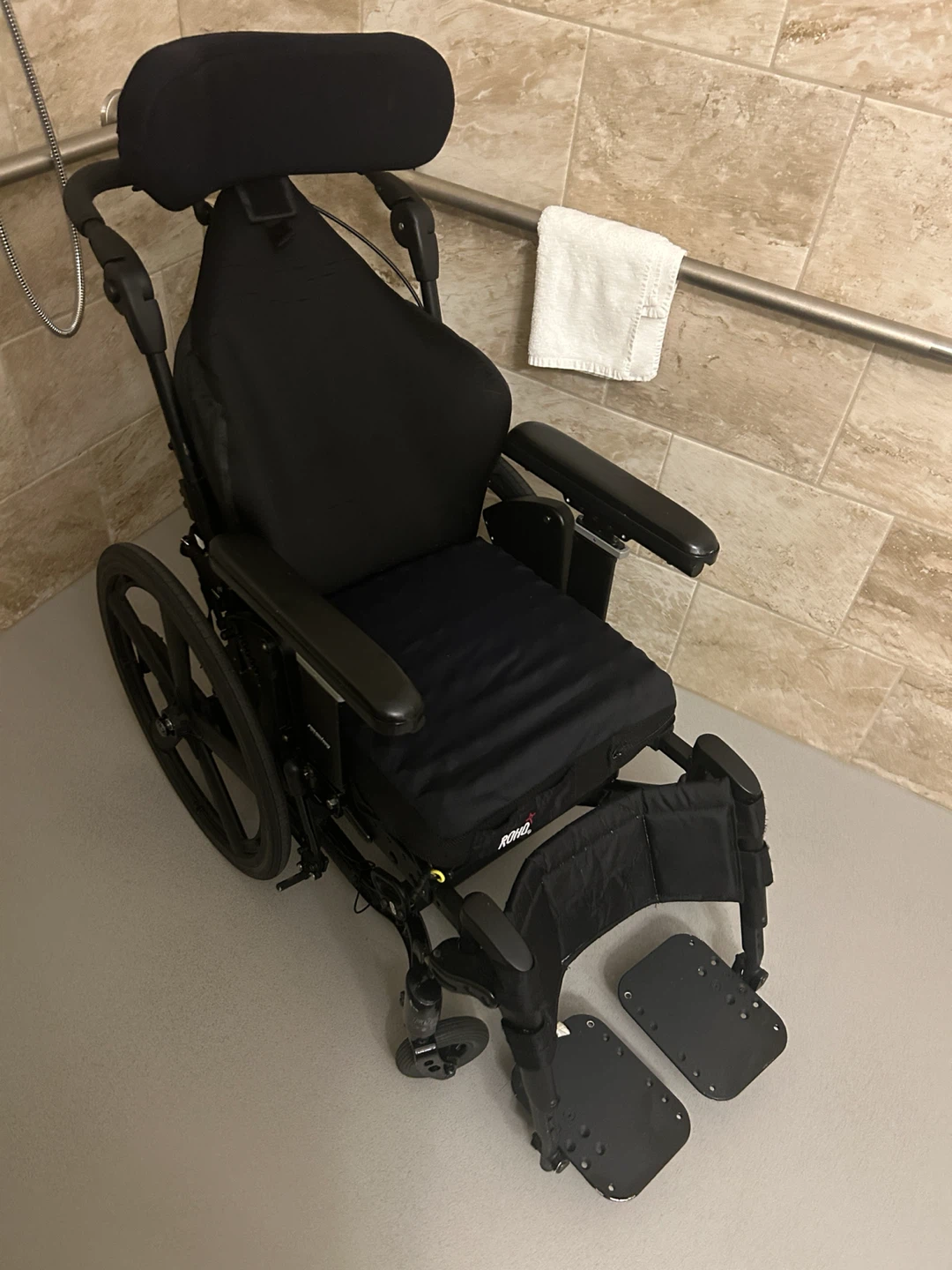 Fuze Wheelchair with Tray and Headrest 16x16 - photo 2