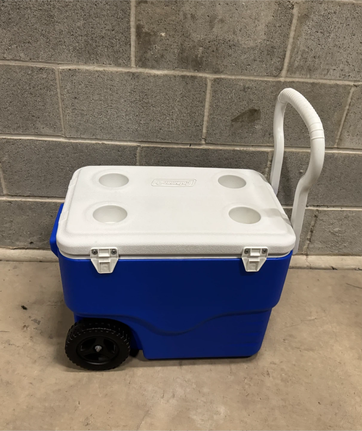 Coleman 40 Quart Blue Wheeled Cooler hold 59 cans 38$cash - photo 2