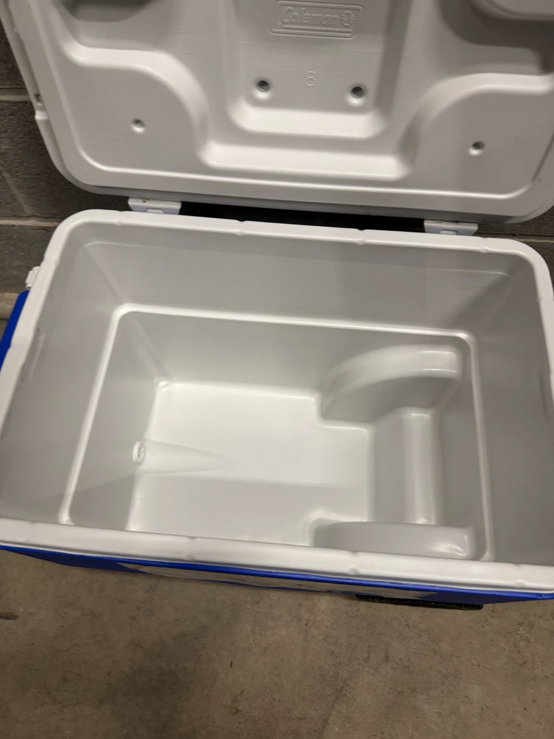 Coleman 40 Quart Blue Wheeled Cooler hold 59 cans 38$cash - photo 5