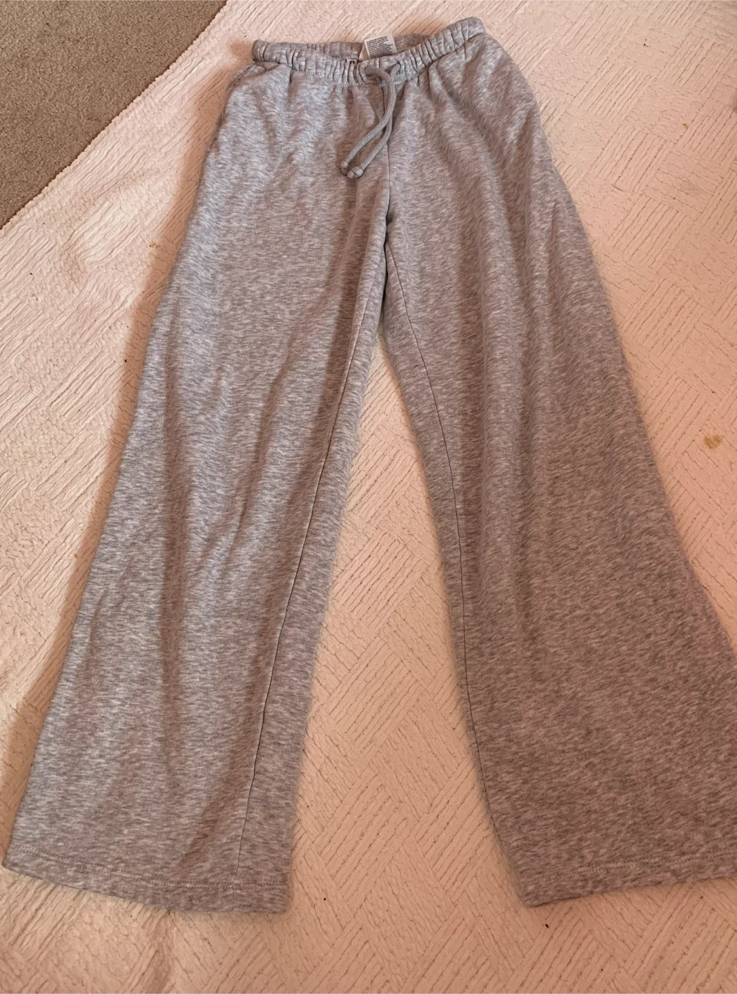 Straight-legged grey sweatpants