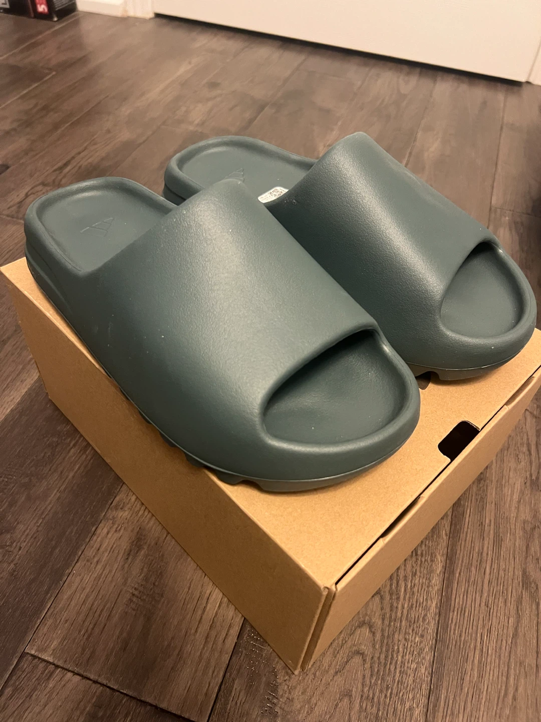 Yeezy slides (size 9) - photo 3