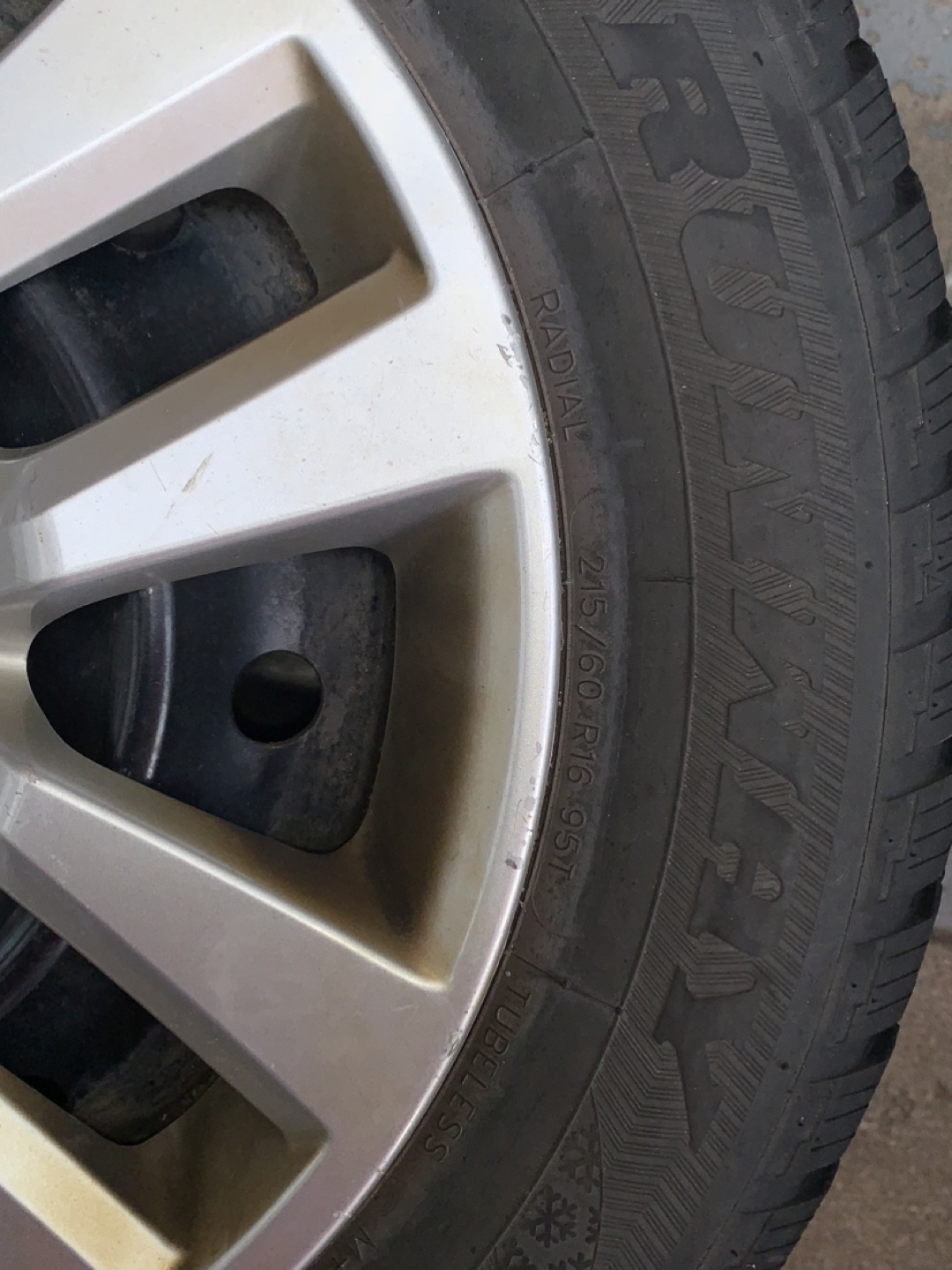 4 Nissan Winter Tires w/ Rims (215/60R16 95T) - photo 2