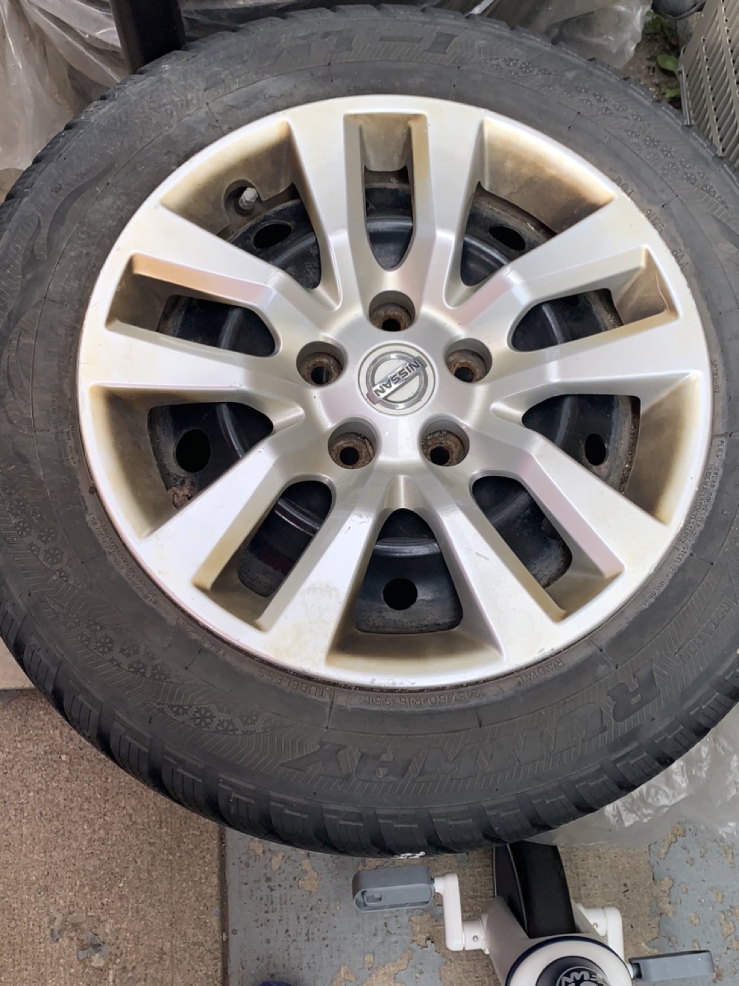 4 Nissan Winter Tires w/ Rims (215/60R16 95T)