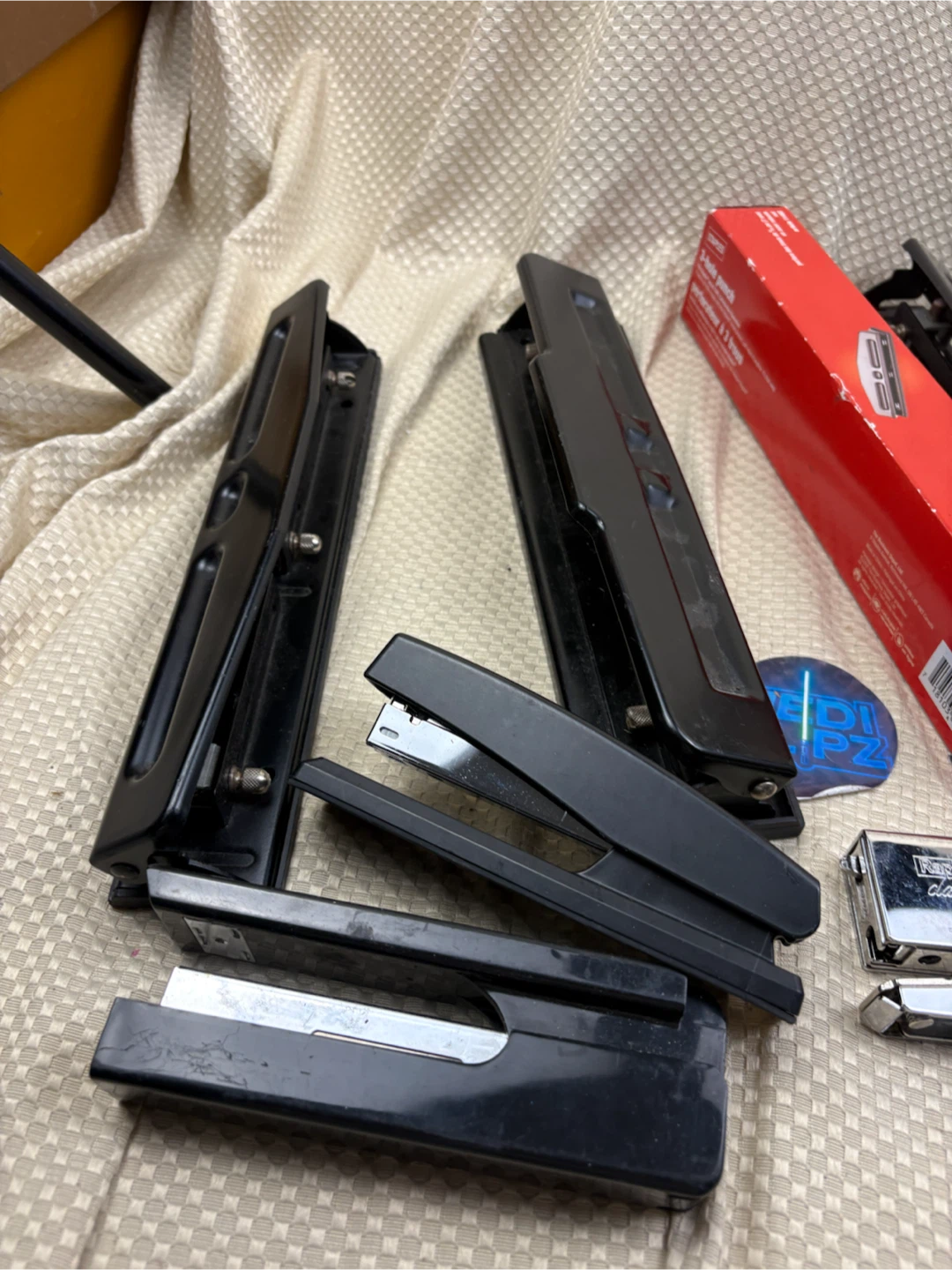 Lot of Stapler and 3-hole puncher set - photo 2