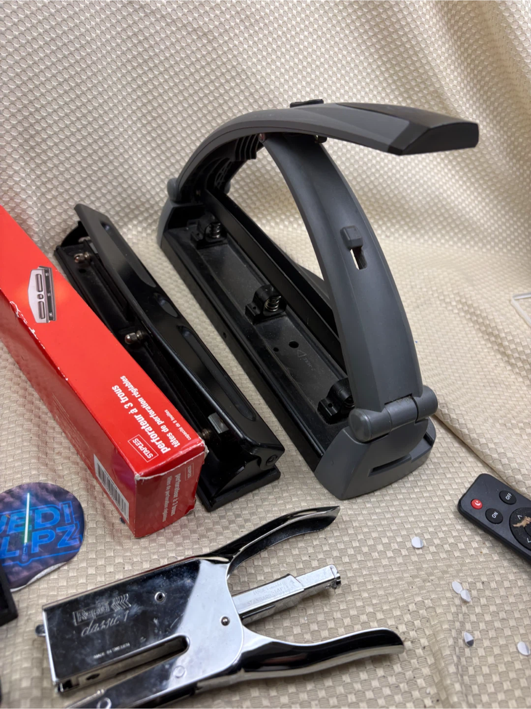 Lot of Stapler and 3-hole puncher set - photo 3