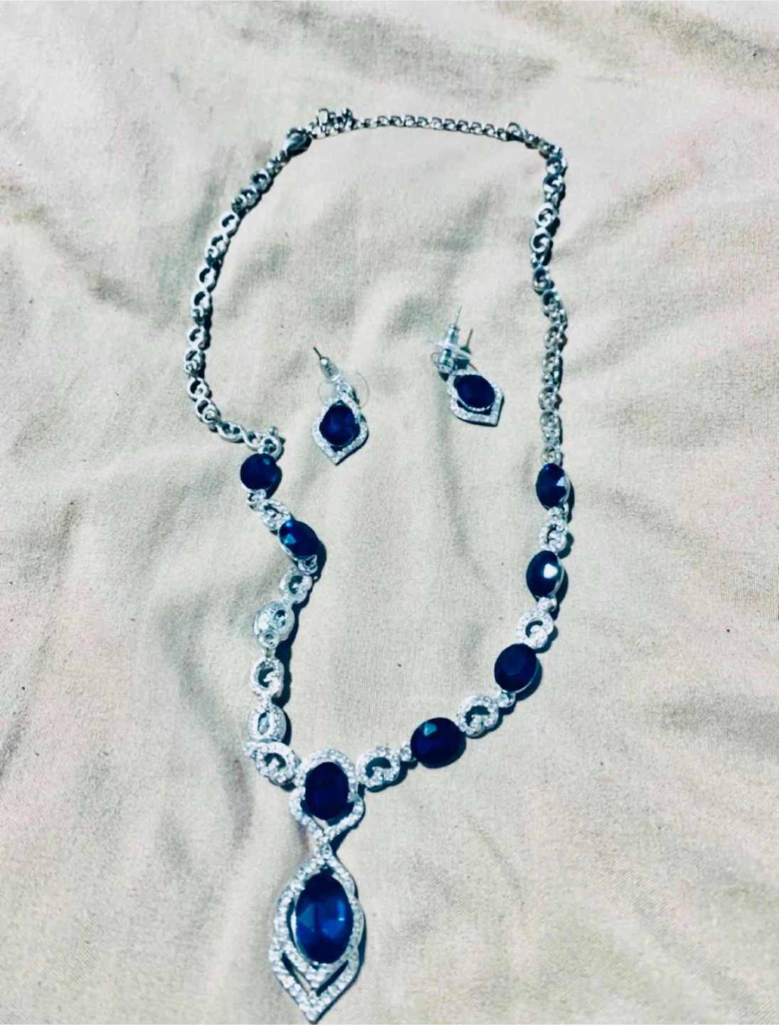 Gorgeous Silver Necklace & Earring Set w/sparkly Crystals