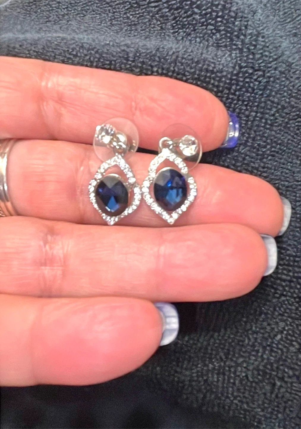 Gorgeous Silver Necklace & Earring Set w/sparkly Crystals - photo 2