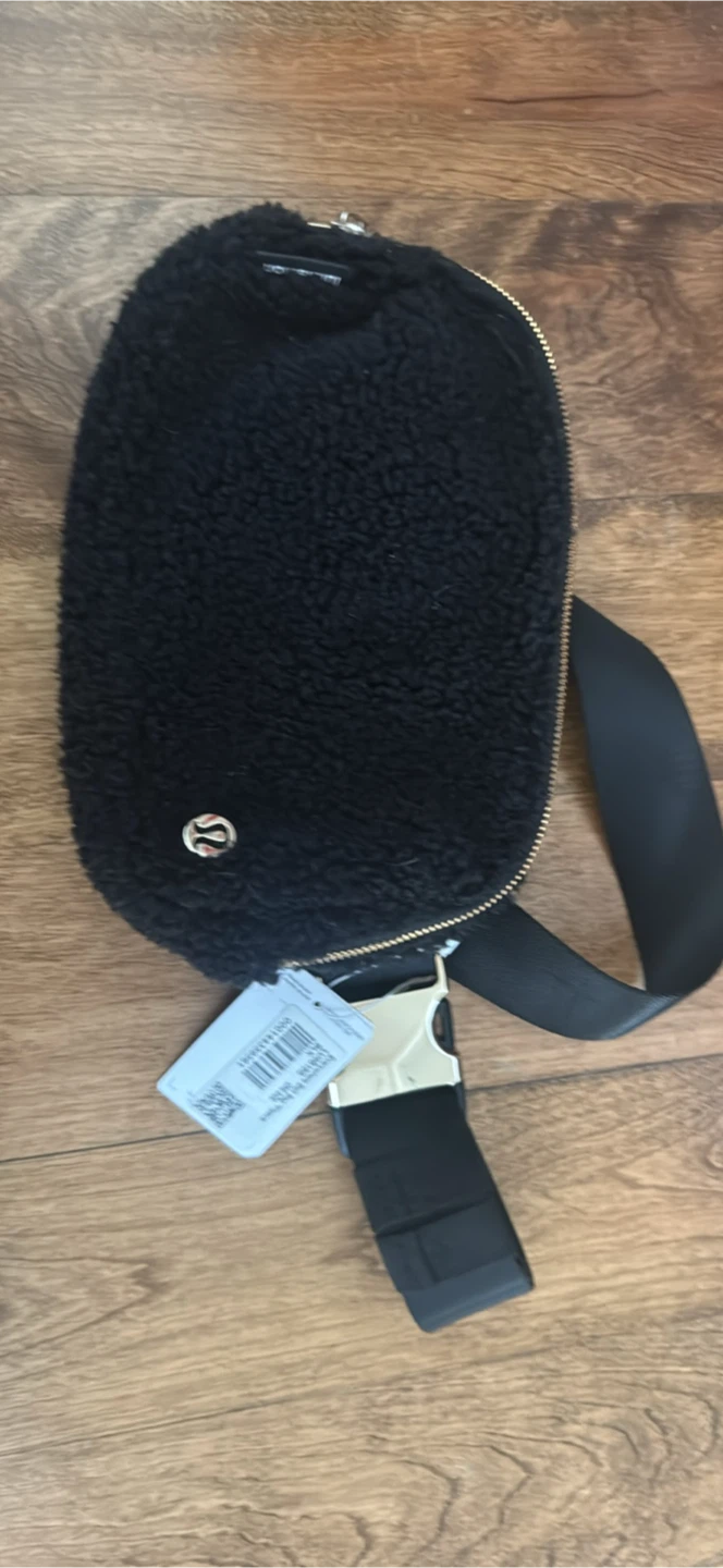 Lululemon Everywhere Belt Bag Fleece Black WITH TAGS