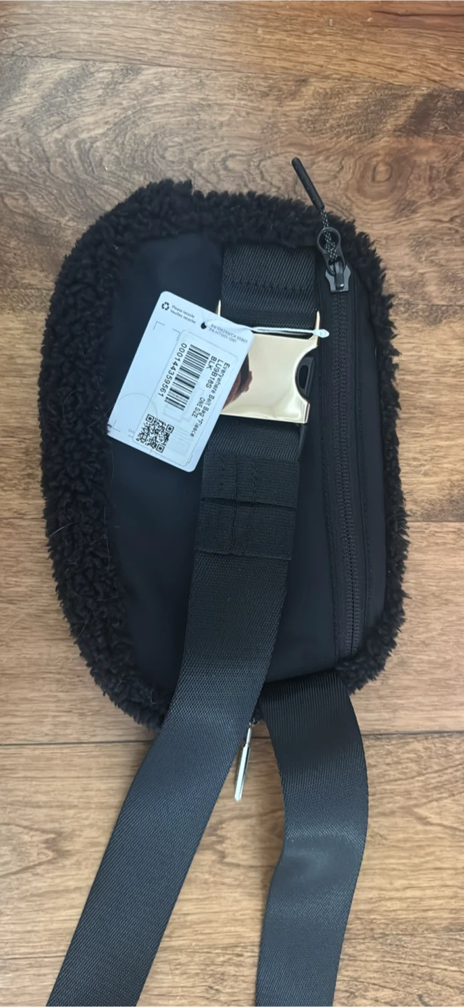 Lululemon Everywhere Belt Bag Fleece Black WITH TAGS - photo 2