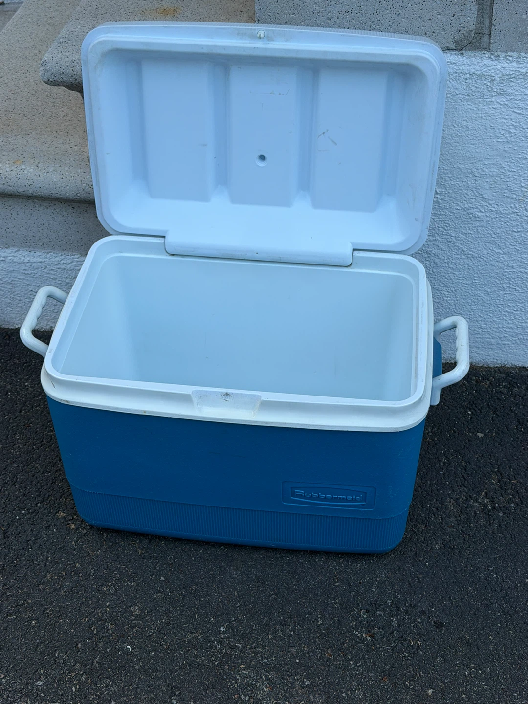 Rubbermaid 12 Gallon Cooler - photo 2