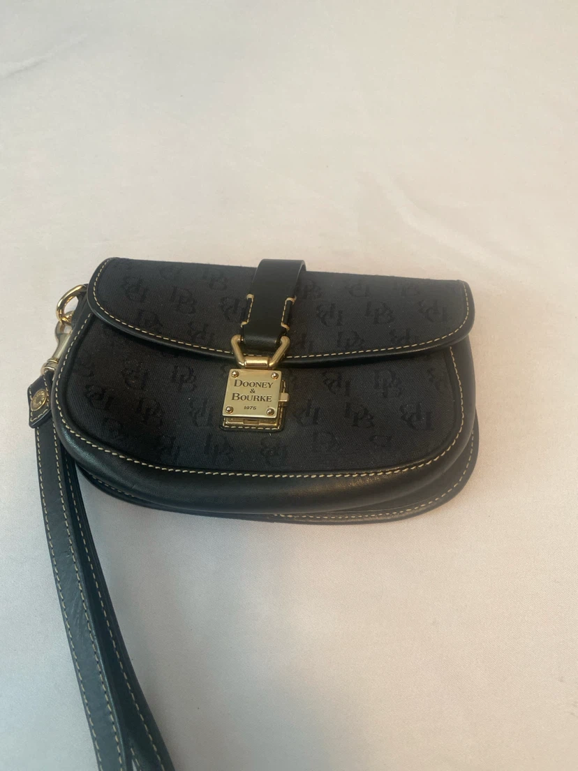 Dooney & Bourke wristlet Black