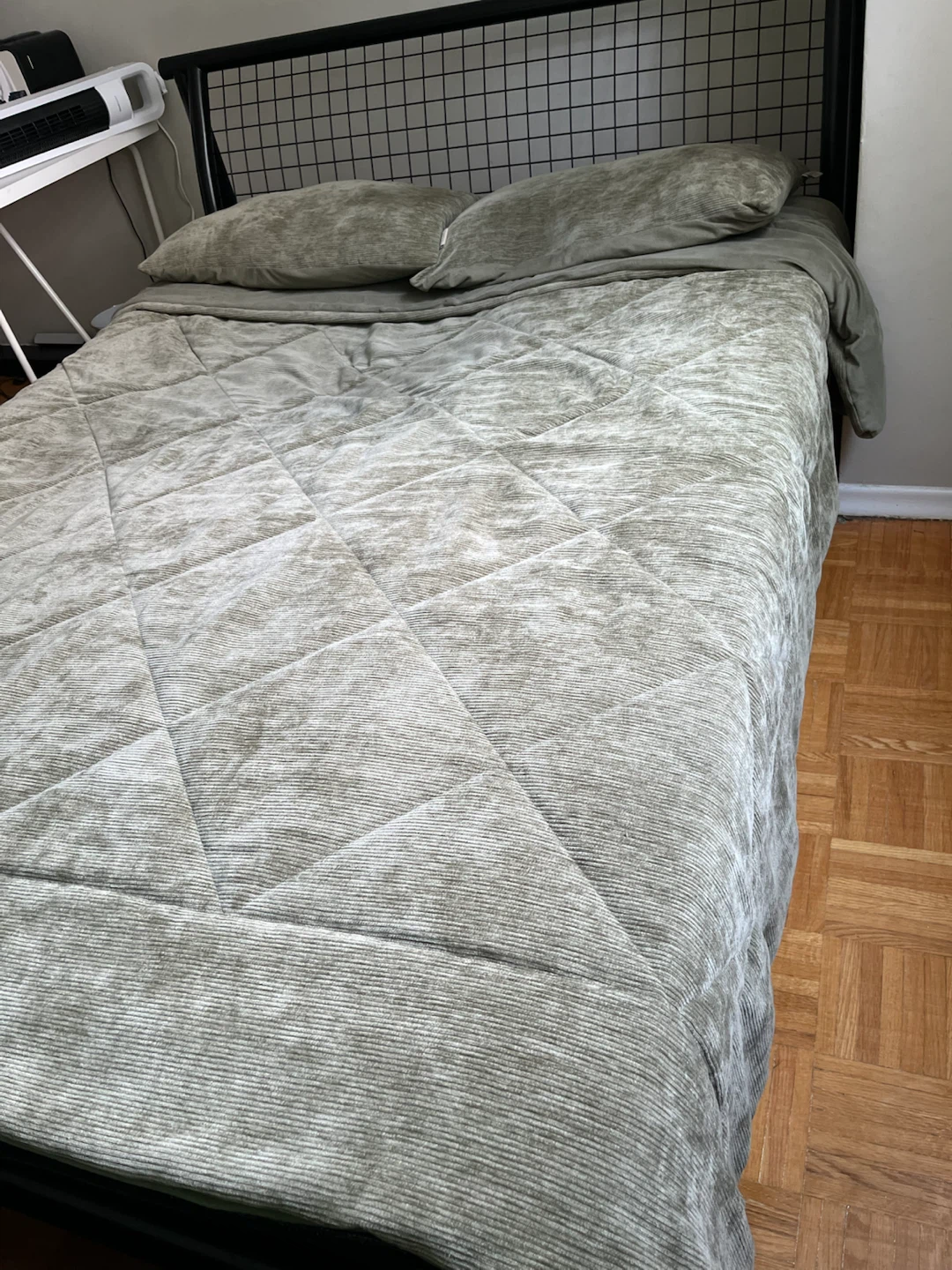 Queen Metal Bed Frame – Excellent Condition