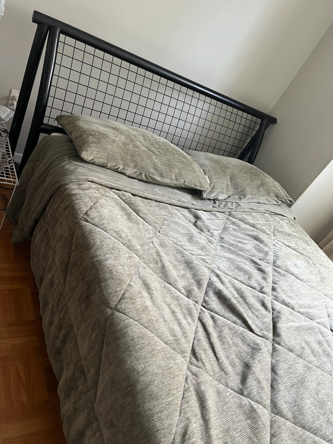 Queen Metal Bed Frame – Excellent Condition - photo 3